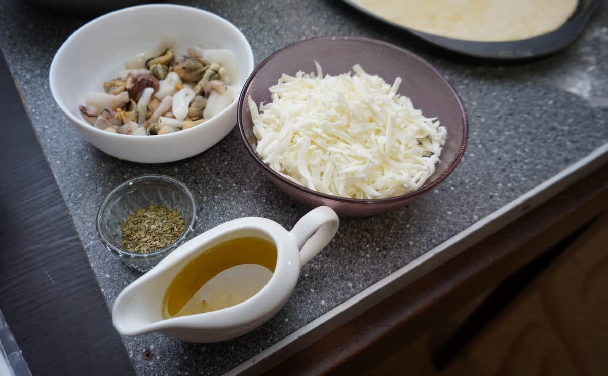 picca s morskim koktejjlem: recept s foto, poshagovo, v nachinke s zamorozhennymi moreproduktami, syrom i pomidorami262 Піца з морським коктейлем: рецепт з фото, покроково, в начинці з замороженими морепродуктів, сиром і помідорами