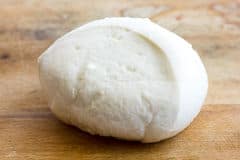 testo dlya piccy na margarine: recepty na drozhzhakh i bez nikh, a takzhe s dobavleniem smetany, kefira i moloka30 Тісто для піци на маргарині: рецепти на дріжджах і без них, а також з додаванням сметани, кефіру і молока